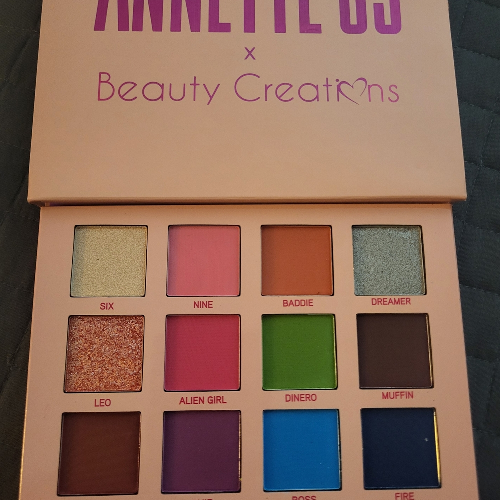 Annette 69 Glam Eyeshadow Palette with 16 Vibrant Colors - Picture 7 of 10
